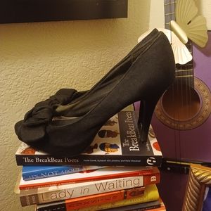 Black high heel w/ bow tie accent